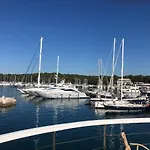 海旁公寓酒店 *