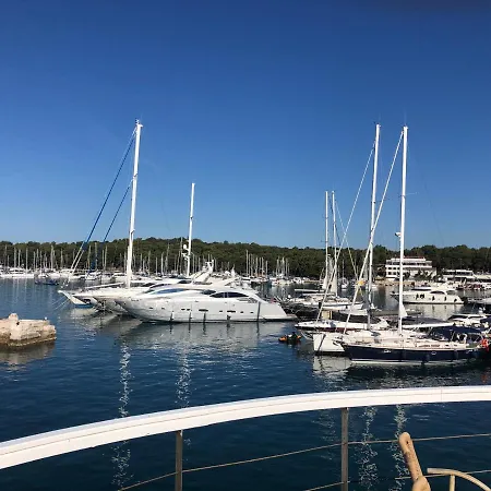 海旁公寓酒店 *