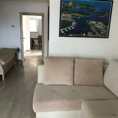 海旁公寓酒店 *