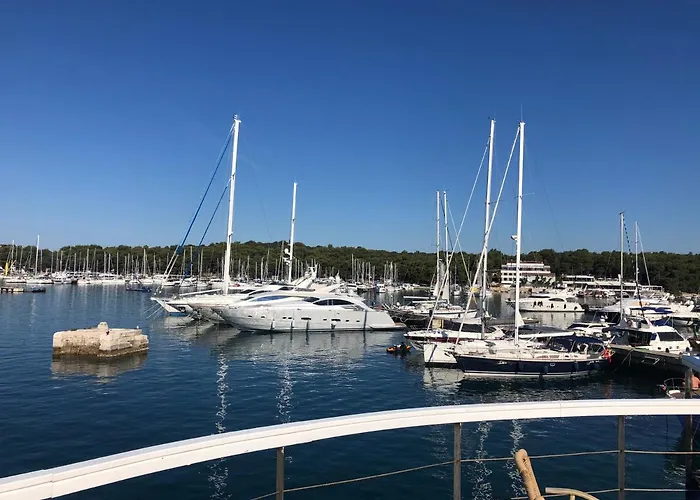海旁公寓酒店 *